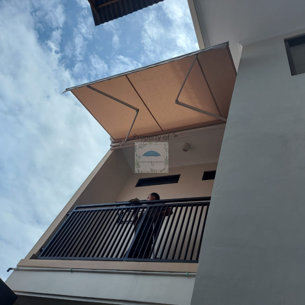 Model awning gulung modern warna krem untuk melindungi area outdoor kafe