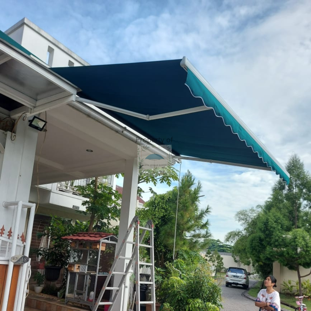 Solusi pelindung hujan dan panas dengan awning gulung lipat dari Karya Jembar Kanopi