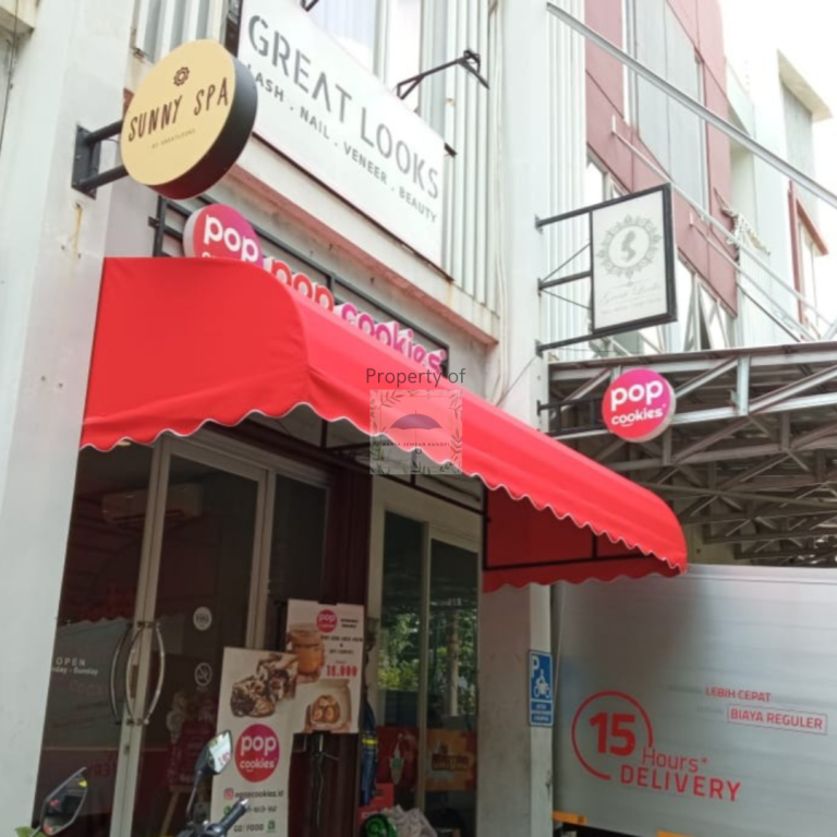 Kanopi kain warna merah marun dengan rangka besi hitam di depan kafe outdoor