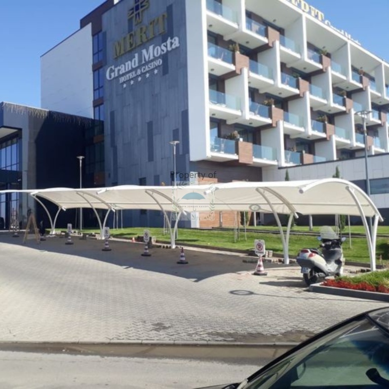Desain kanopi membrane untuk area parkir kantor – tampilan bersih dan profesional
