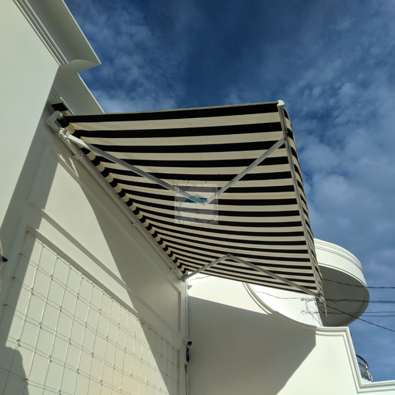 Kanopi awning gulung untuk halaman belakang rumah – tampilan rapi dan fungsional