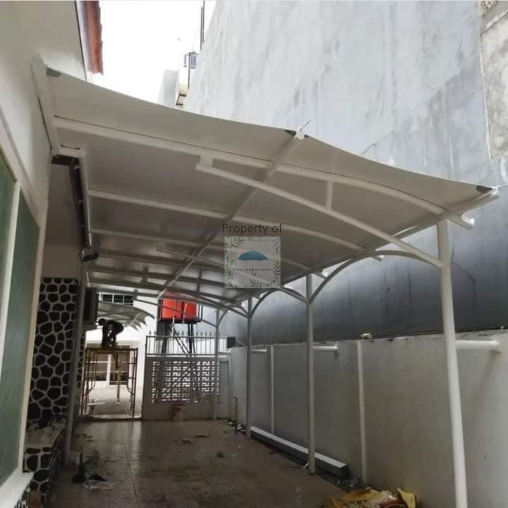 Kanopi membrane putih minimalis terpasang di carport rumah modern