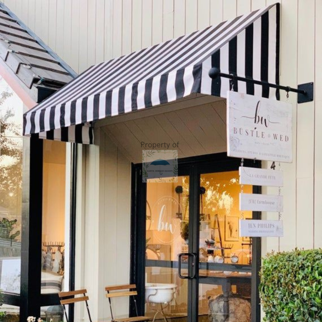Pemasangan kanopi kain bergaris di teras rumah minimalis bergaya Eropa