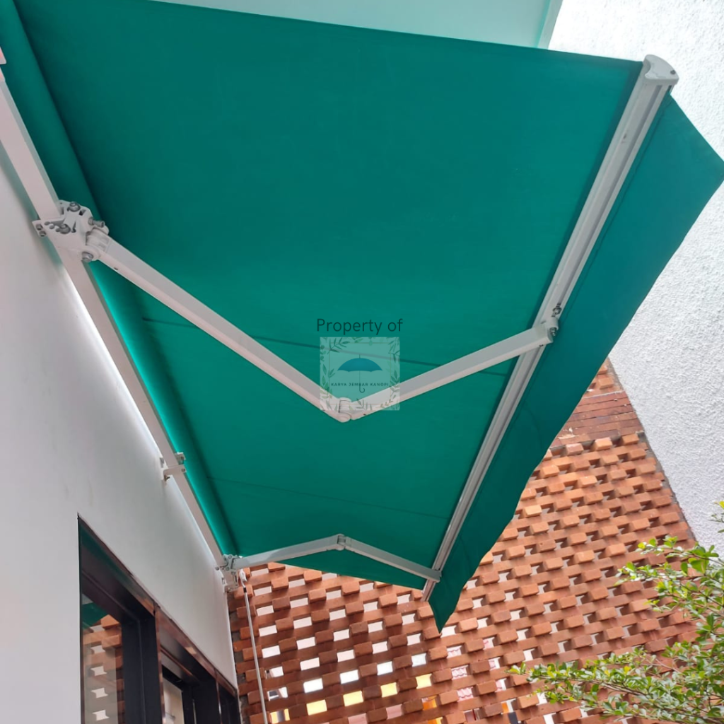 Pemasangan awning gulung minimalis di teras rumah oleh Karya Jembar Kanopi – solusi teduh dan estetis