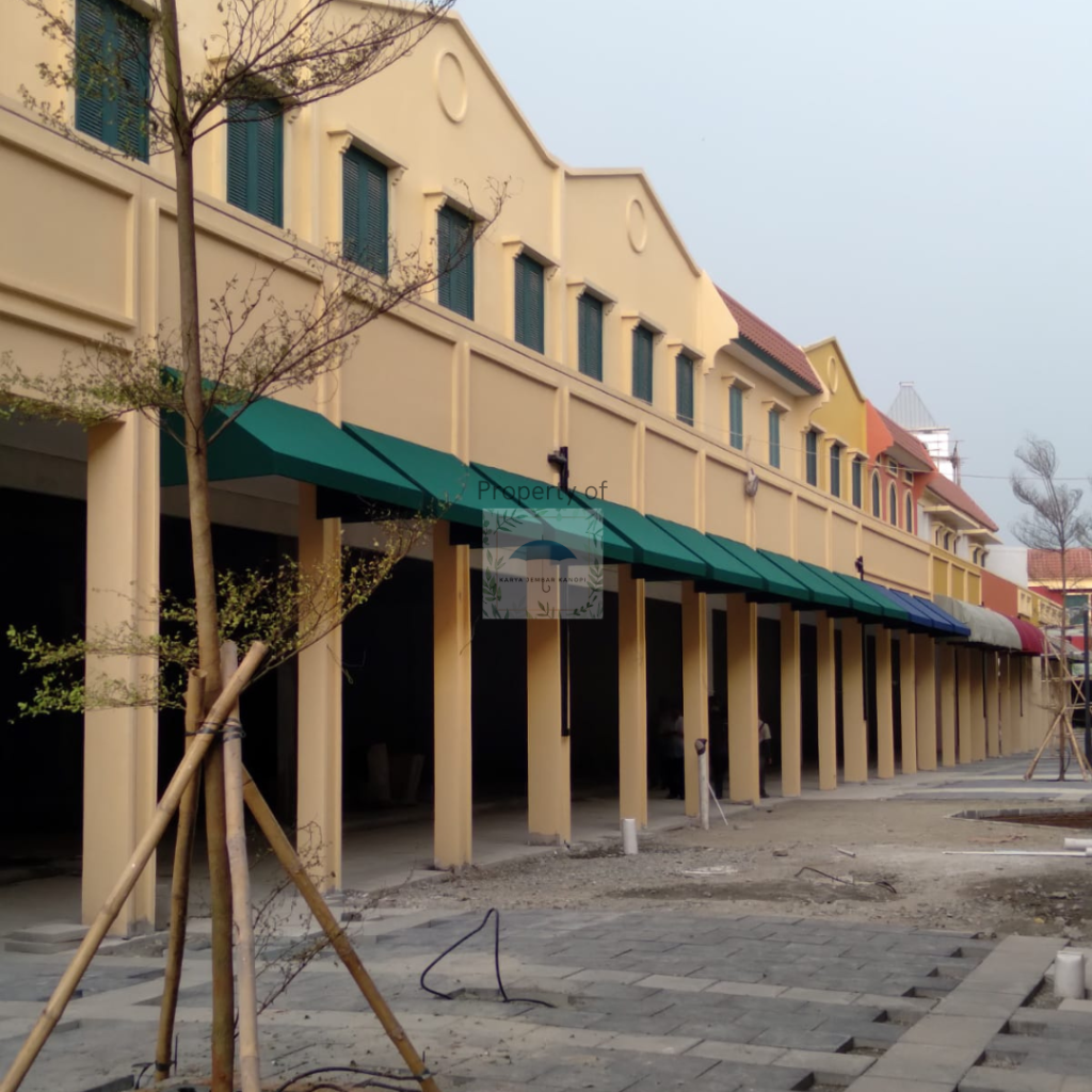 Kanopi kain motif garis klasik untuk restoran bergaya Eropa di Jakarta