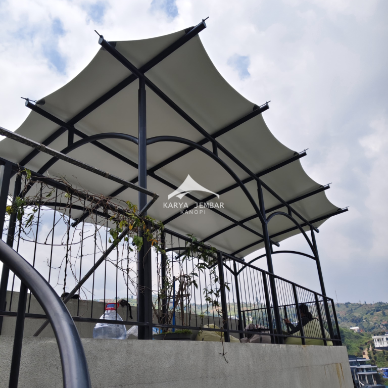 Kanopi membrane modern minimalis dengan desain elegan dan tahan cuaca dipasang oleh Karya Jembar Kanopi
