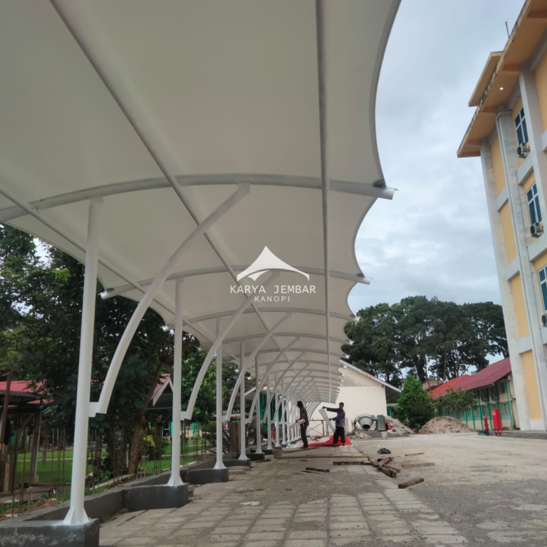 Kanopi membrane minimalis abu-abu untuk carport rumah modern