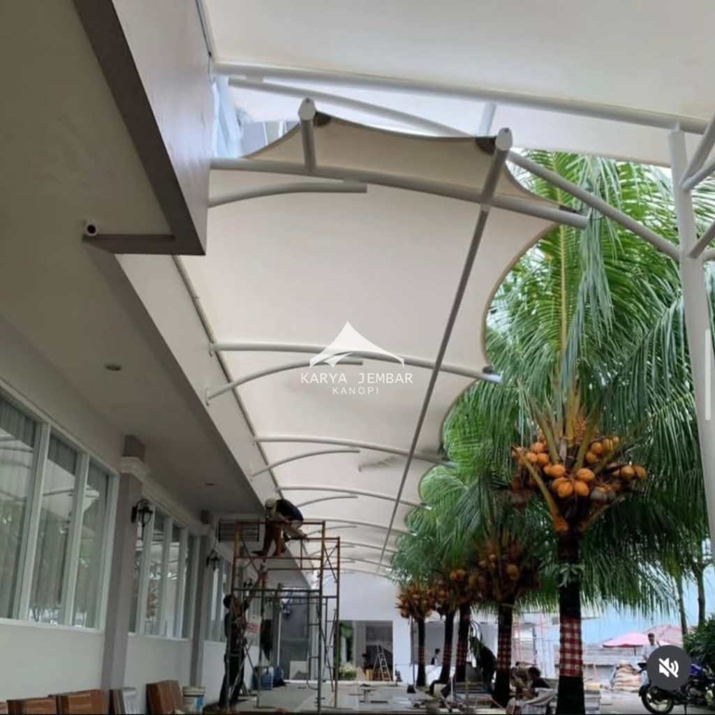 Kanopi membrane bergaya futuristik untuk gedung komersial