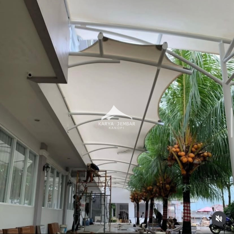 Kanopi membrane bergaya futuristik untuk gedung komersial