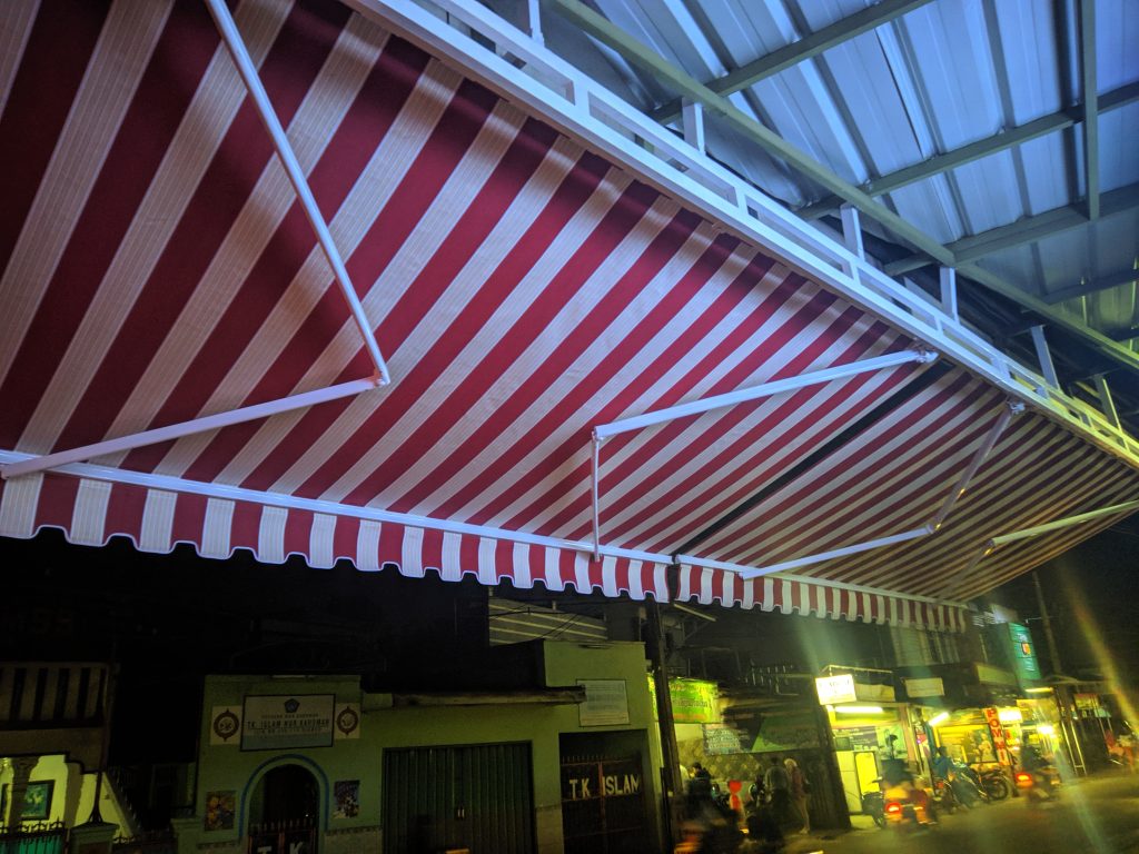 Awning gulung kain Jakarta Barat untuk teras rumah minimalis dan ruko